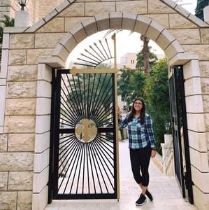 Meet your Posher, Demiana